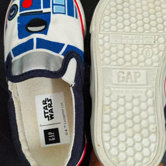 Star Wars R2D2 Slip on GAP Shoes—size 8 (Toddler) - Picture 3 of 4